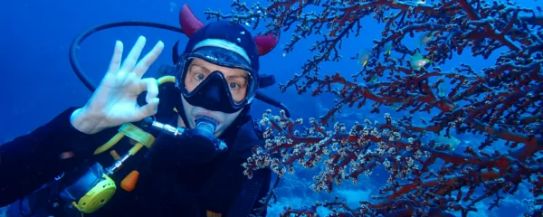 Plongeur sous-marin consultant son ordinateur de plongée au poignet lors d'une immersion en Méditerranée